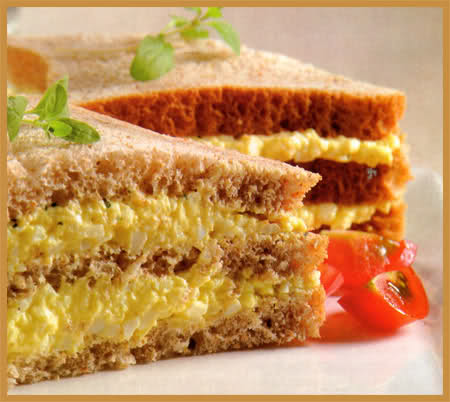 sándwich con pasta de huevo y perejil