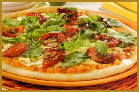 pizza de rúcula con tomates asados